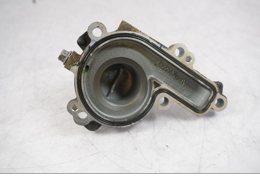 Vänster sida på Vattenpump från en KTM 125 Duke -2017 motorcykel.