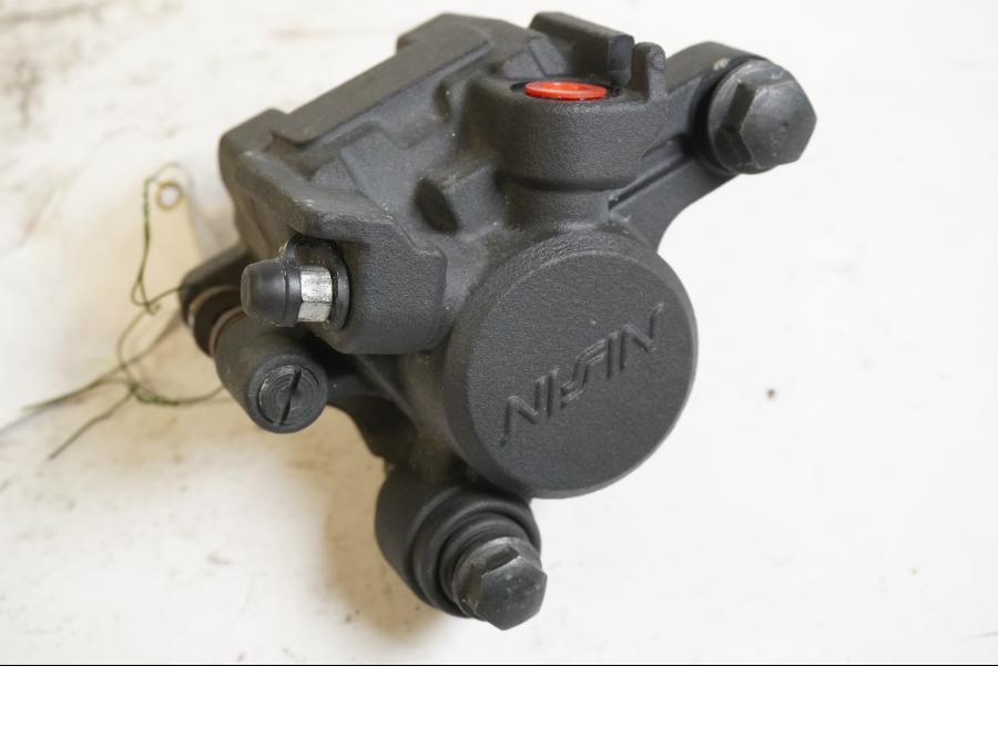 Framsidan på <p>Bromsok bak från Yamaha YZF 1000 R1 2008.</p>
<p>Nissin. Ett kolvs ok.</p> motorcykel.