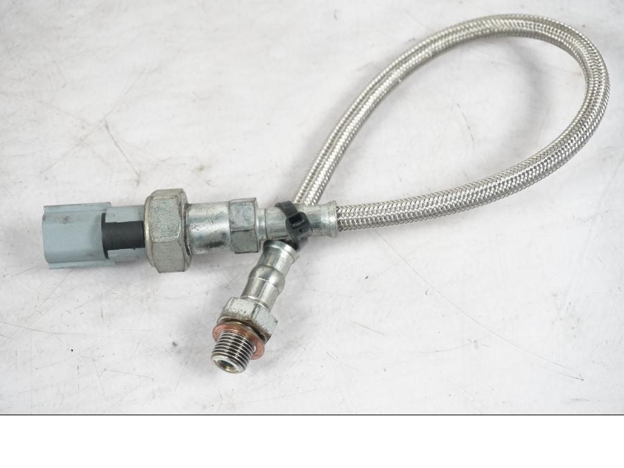 Snett uppifrån på Oljetryckgivare från en KTM 690 Duke -2015 motorcykel.