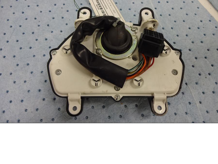 Baksidan på Hastighetsmätare från en Suzuki M 1800 -2007 motorcykel.