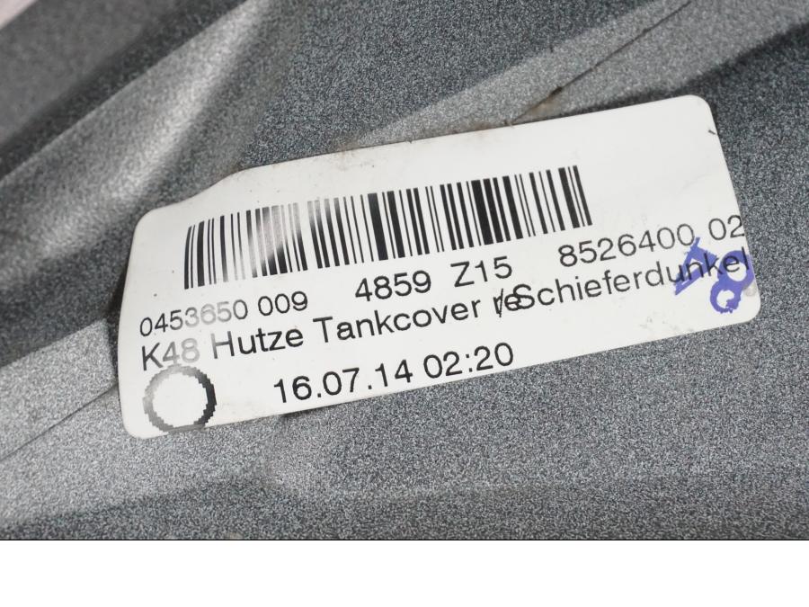 Snett nerifrån på Bensintankskåpa från en BMW K 1600 GTL -2015 motorcykel.