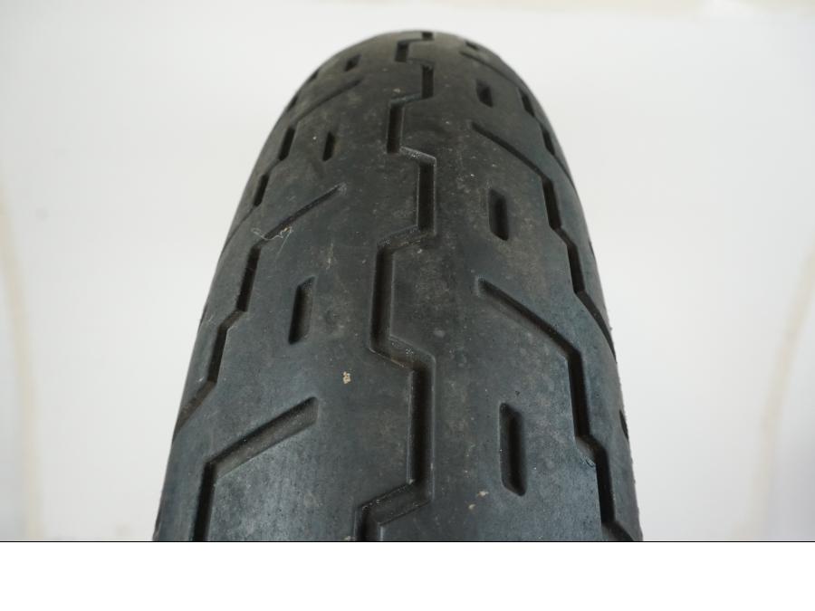 Baksidan på <p>Däck: Michelin Commander.</p>
<p>Dimension: MT90 B16 M/C 71H.</p>
<p>Tillv. 4506.</p>
<p>Mönsterdjup: ca. 40 %.</p> motorcykel.