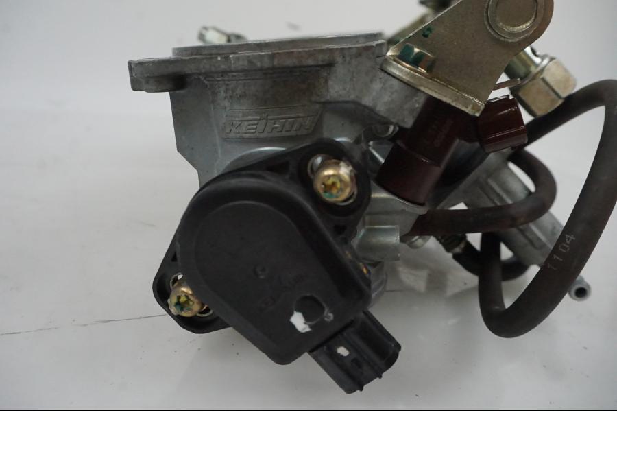 Snett nerifrån på Spjällhus från en Honda CBR 1000 -2005 motorcykel.