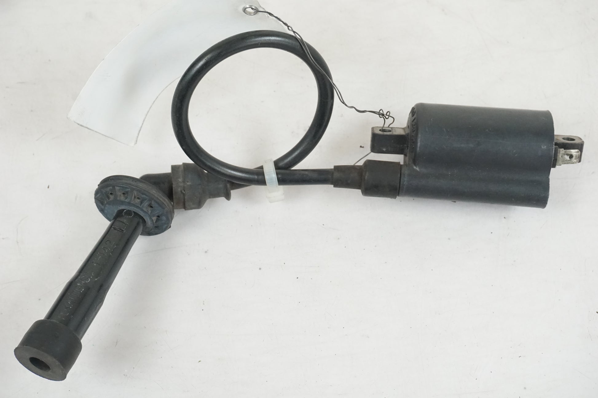 Baksidan på Tändspole från en Suzuki VL 800 -2004 motorcykel.