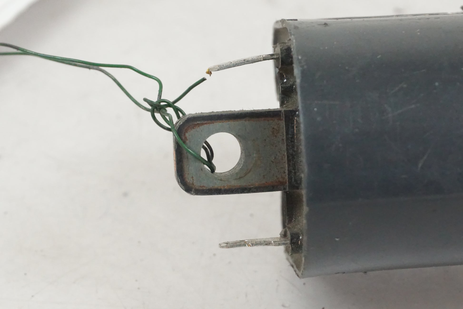 Baksidan på Tändspole från en Suzuki GSX-R 750 -1988 motorcykel.