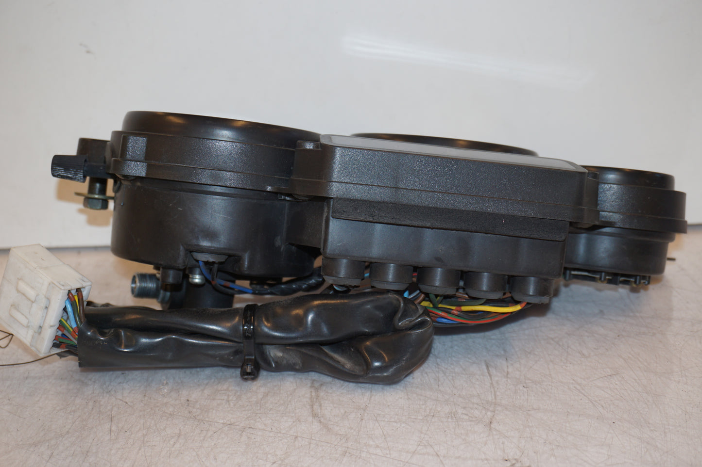 Baksidan på Instrumentpanel från en Yamaha YZF 1000 R -1997 motorcykel.