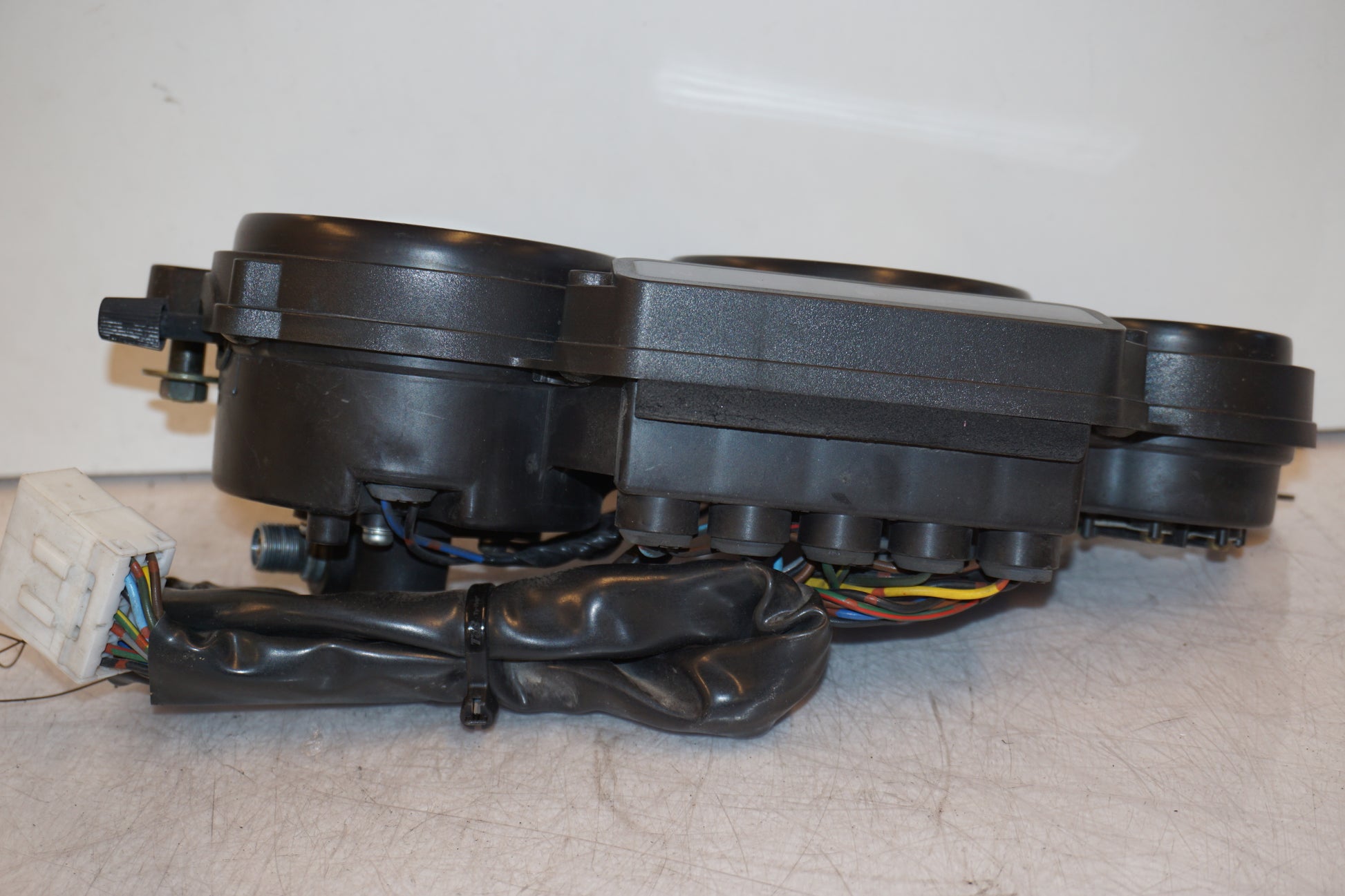 Baksidan på Instrumentpanel från en Yamaha YZF 1000 R -1997 motorcykel.