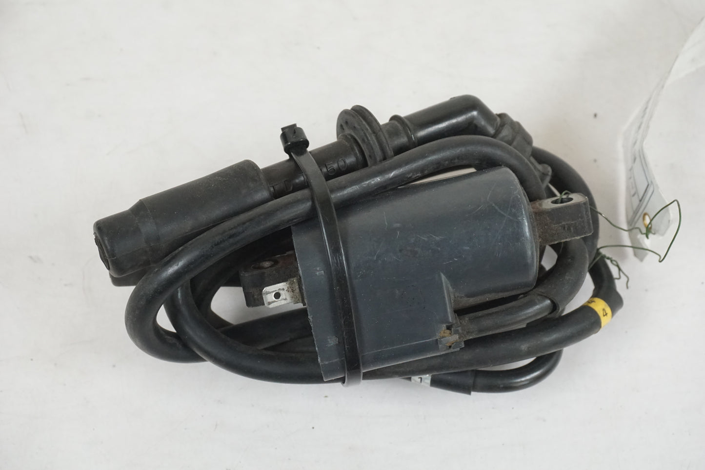 Baksidan på Tändspole från en Suzuki GSX-R 750 -1997 motorcykel.