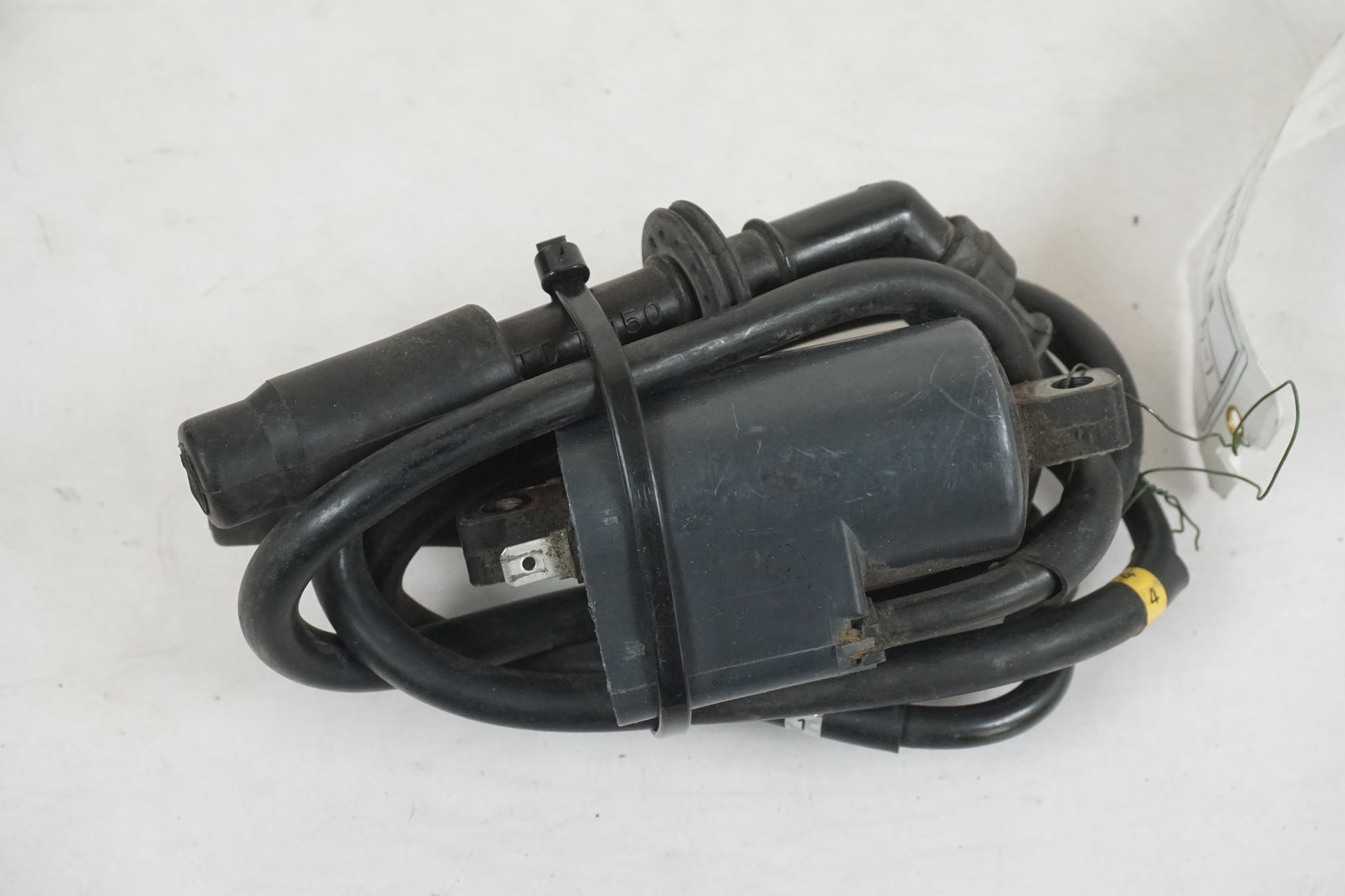 Baksidan på Tändspole från en Suzuki GSX-R 750 -1997 motorcykel.