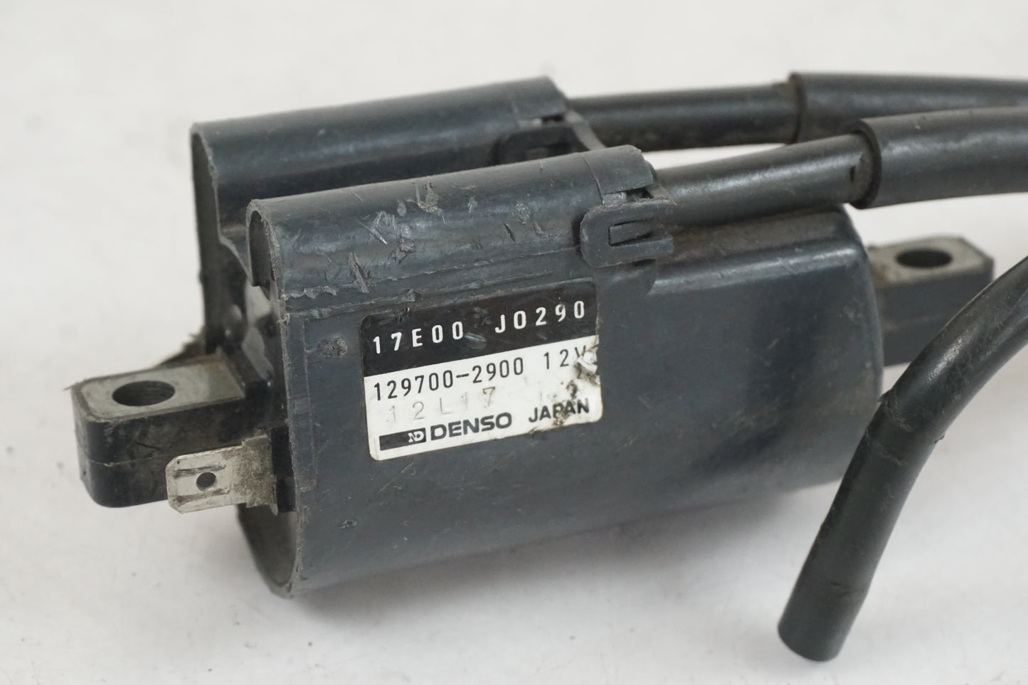 Snett nerifrån på Tändspole från en Suzuki GSX-R 750 -1992 motorcykel.