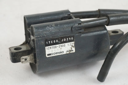 Snett nerifrån på Tändspole från en Suzuki GSX-R 750 -1992 motorcykel.