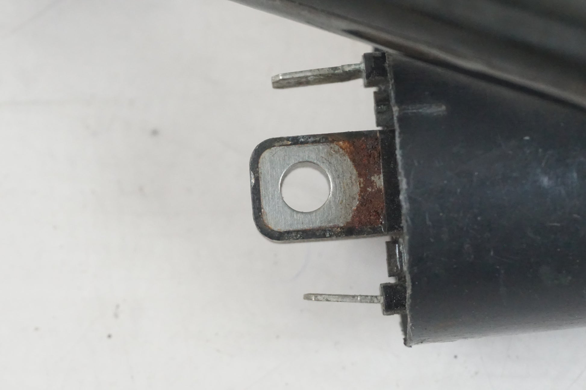 Baksidan på Tändspole från en Suzuki VL 800 -2004 motorcykel.