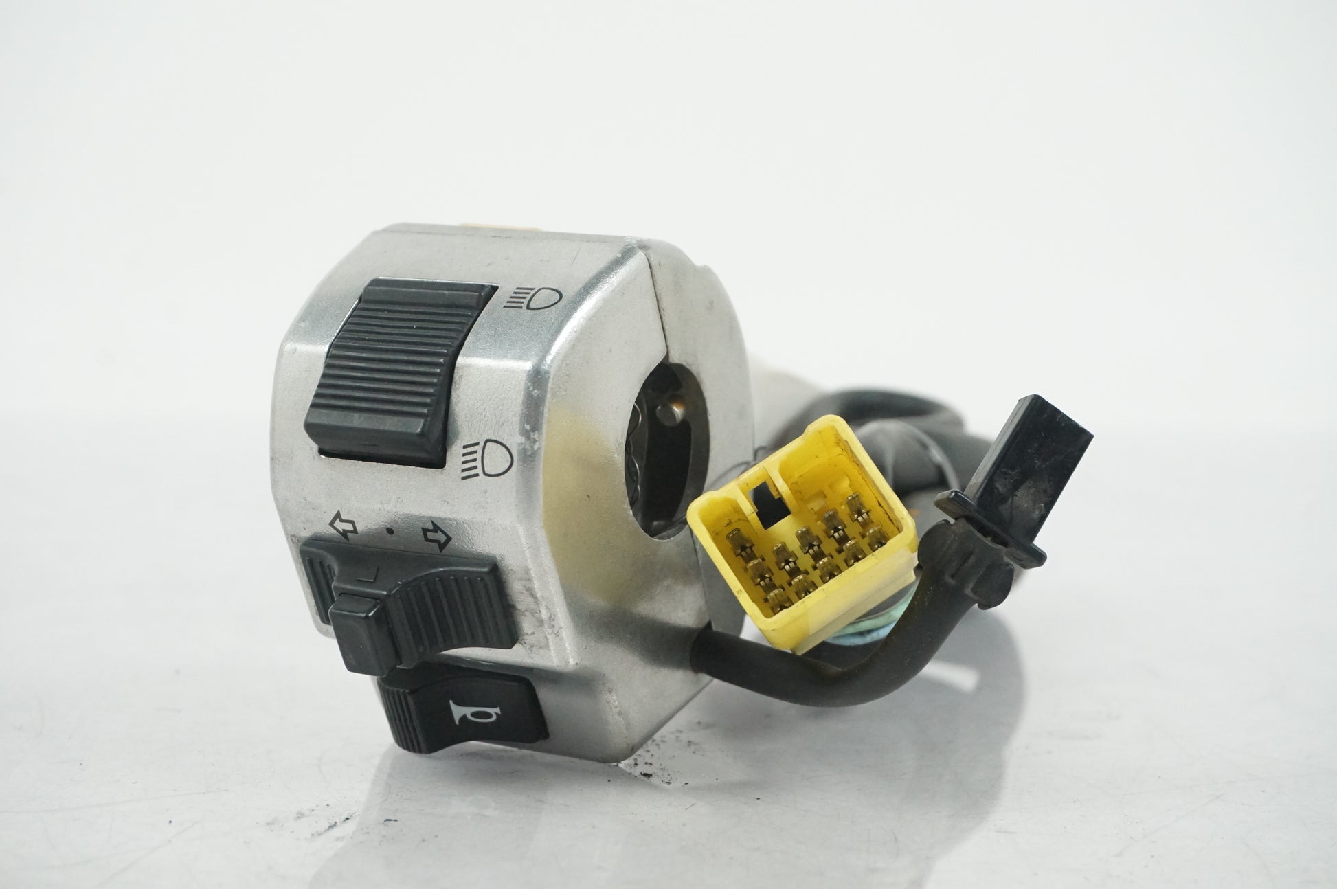 Framsidan på Styrelreglage från en Suzuki VZ 800 -1997 motorcykel.