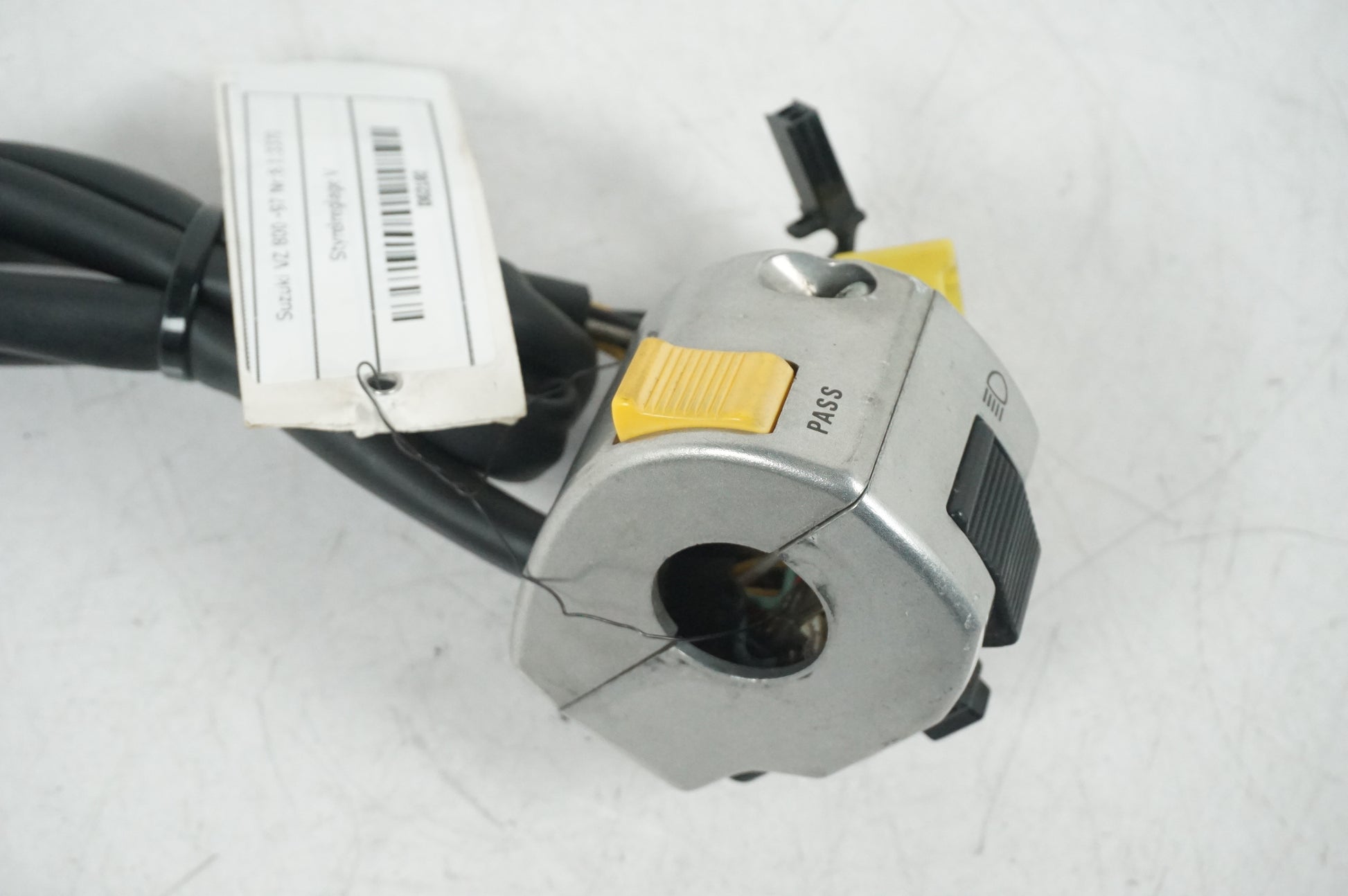 Baksidan på Styrelreglage från en Suzuki VZ 800 -1997 motorcykel.