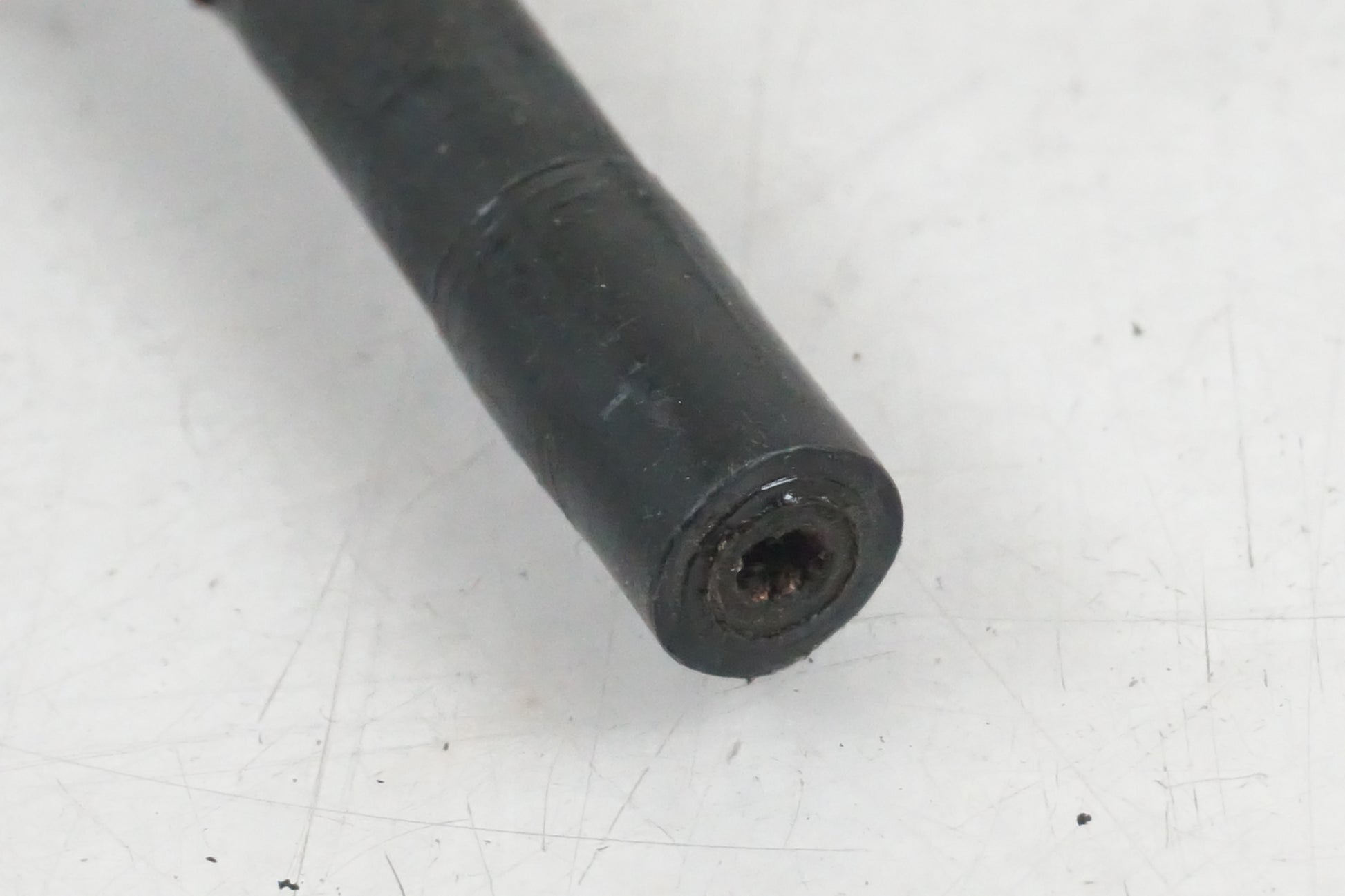 Snett uppifrån på Tändspole från en Suzuki GSX 750 -2002 motorcykel.