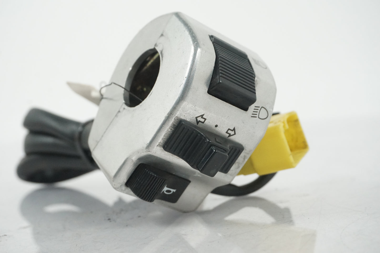 Höger sida på Styrelreglage från en Suzuki VZ 800 -1997 motorcykel.