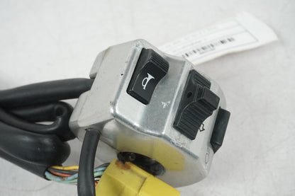 Vänster sida på Styrelreglage från en Suzuki VZ 800 -1997 motorcykel.