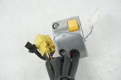 Snett uppifrån på Styrelreglage från en Suzuki VZ 800 -1997 motorcykel.