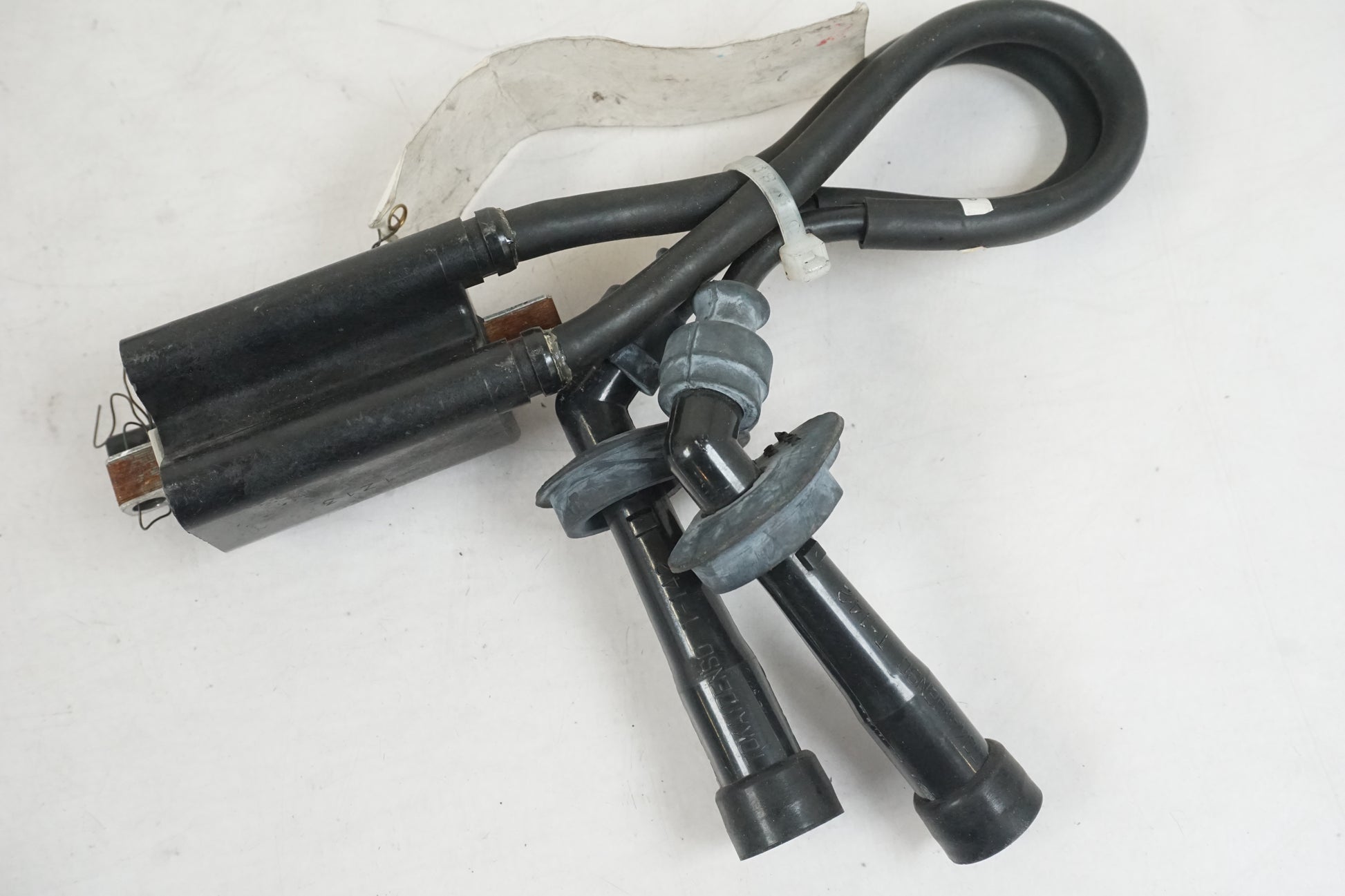 Vänster sida på Tändspole från en Suzuki GSX 1400 -2002 motorcykel.