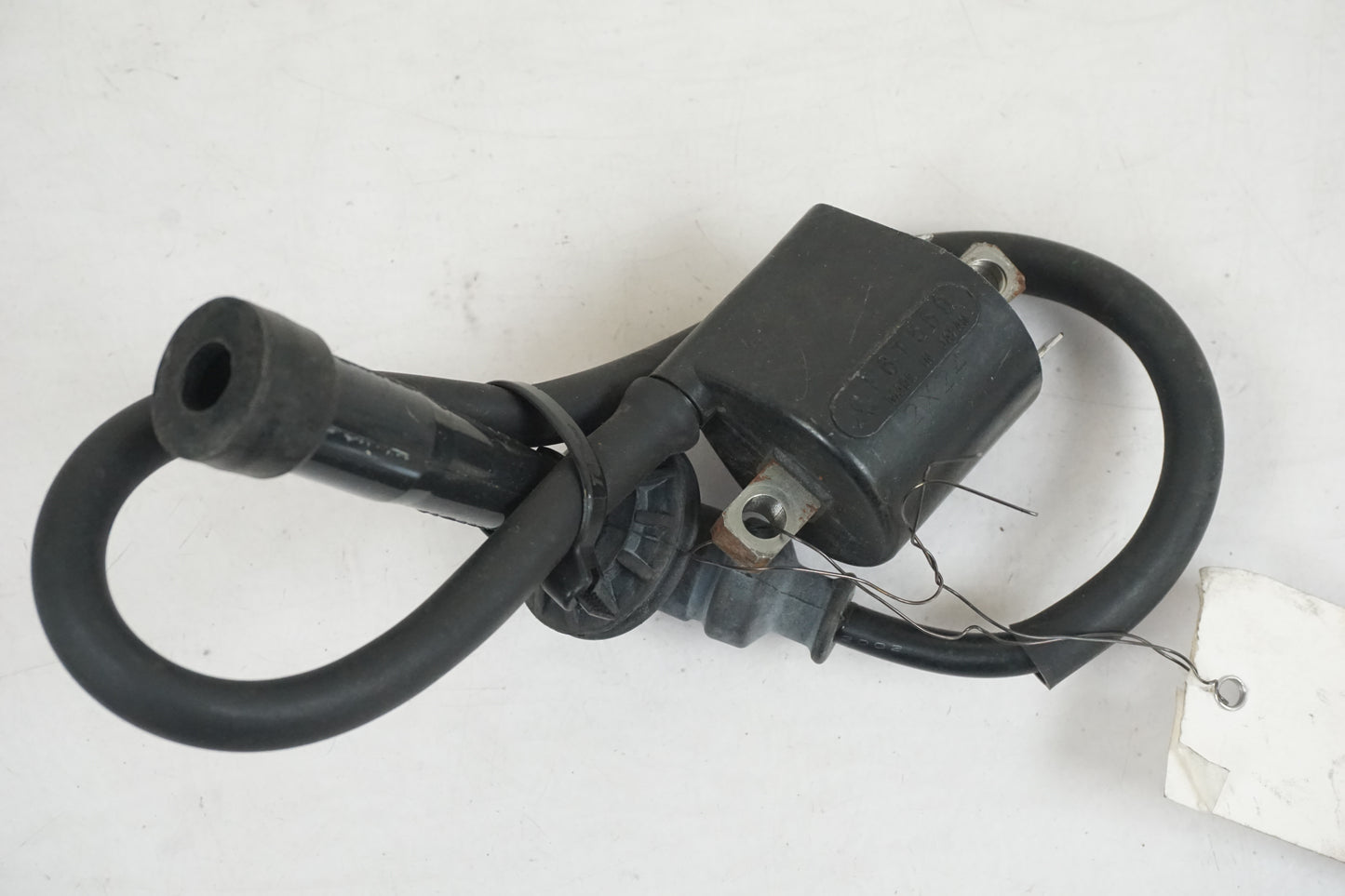 Baksidan på Tändspole från en Suzuki DL 1000 -2003 motorcykel.