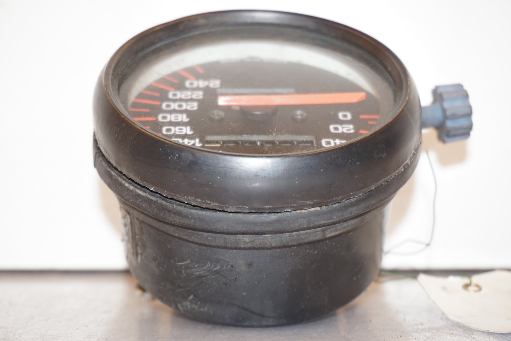 Vänster sida på Hastighetsmätare från en Yamaha FZ 750 -1985 motorcykel.