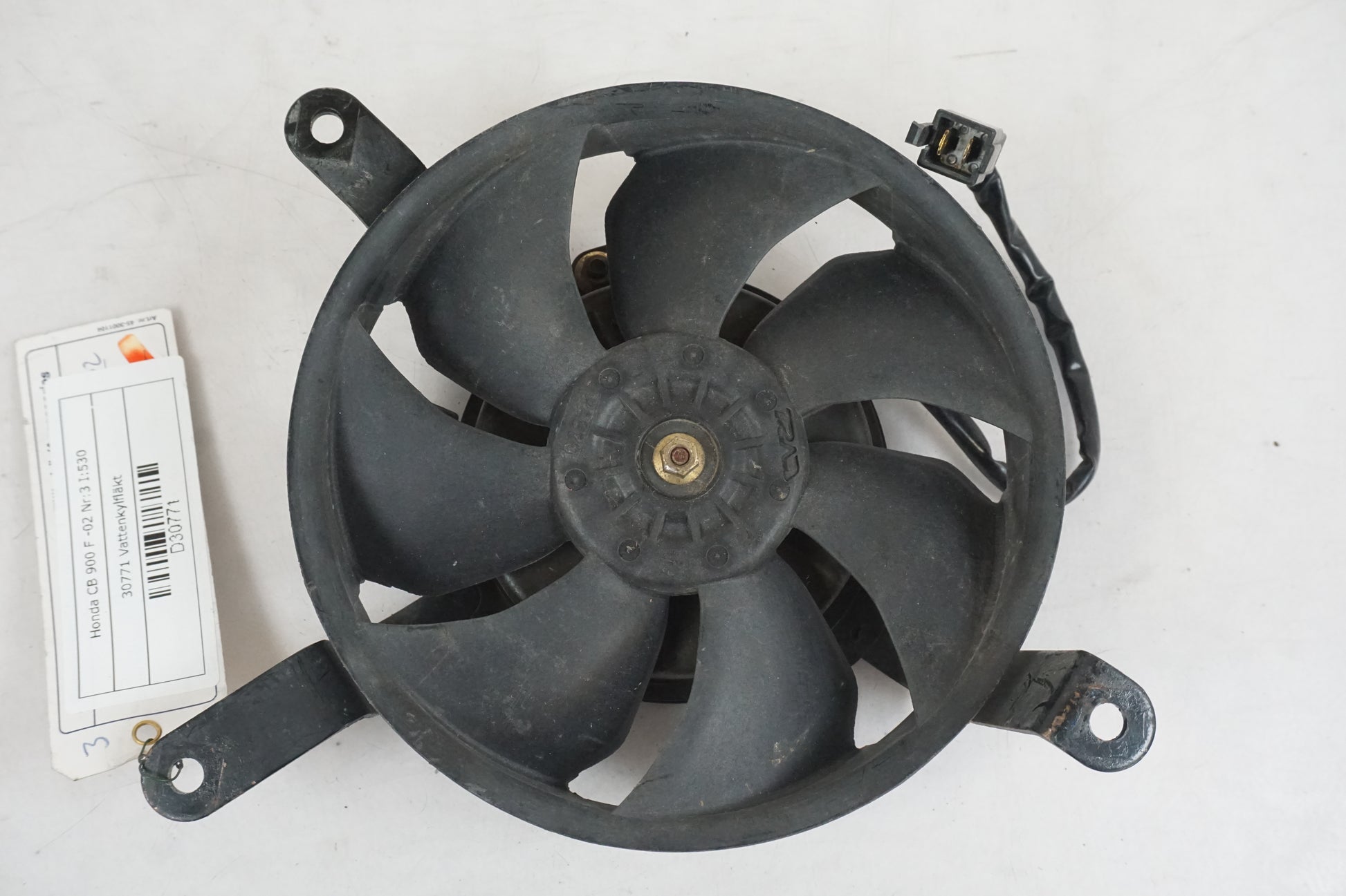 Framsidan på Vattenkylfläkt från en Honda CB 900 F Hornet -2002 motorcykel.