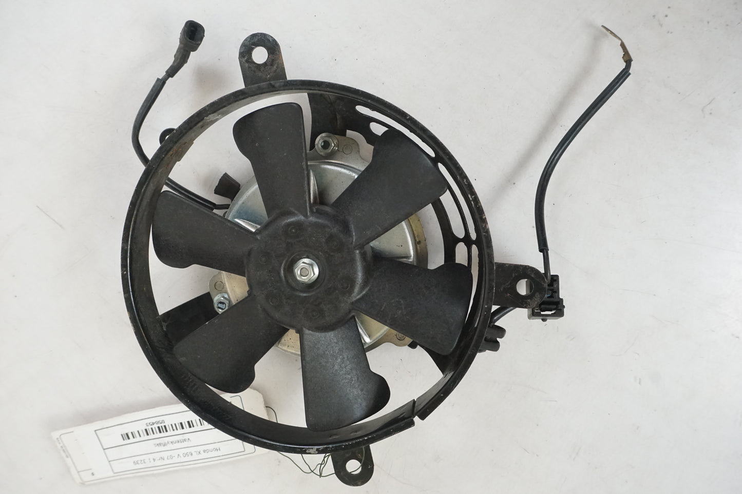 Framsidan på Vattenkylfläkt från en Honda XL 650 V -2007 motorcykel.