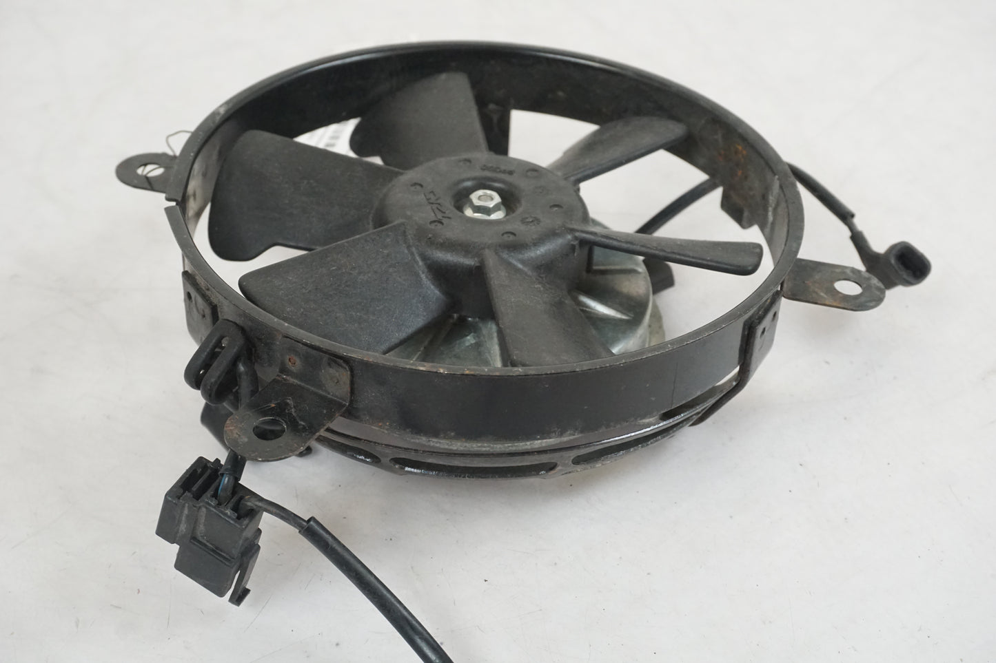 Baksidan på Vattenkylfläkt från en Honda XL 650 V -2007 motorcykel.