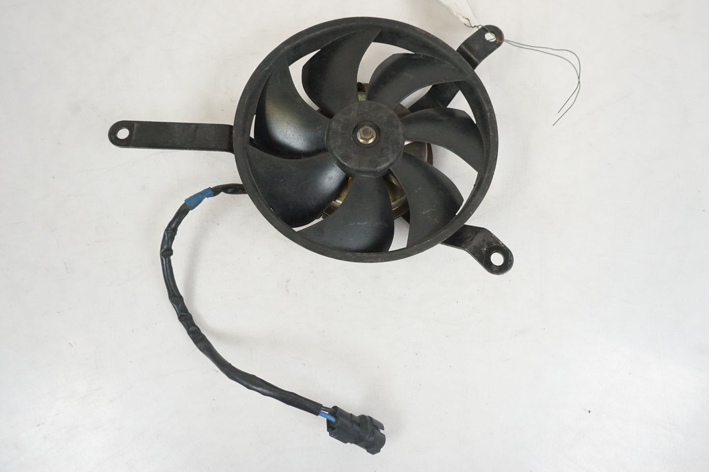 Framsidan på Vattenkylfläkt från en Honda CBR 600 RR -2003 motorcykel.