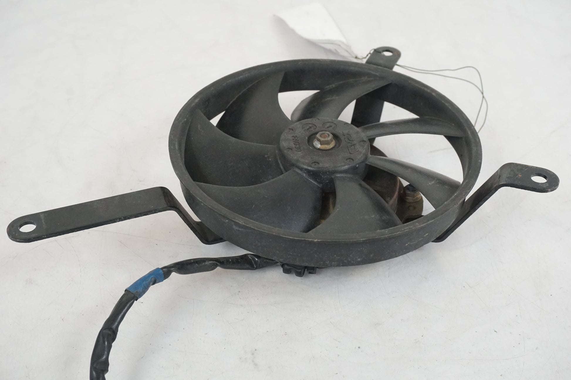 Höger sida på Vattenkylfläkt från en Honda CBR 600 RR -2003 motorcykel.