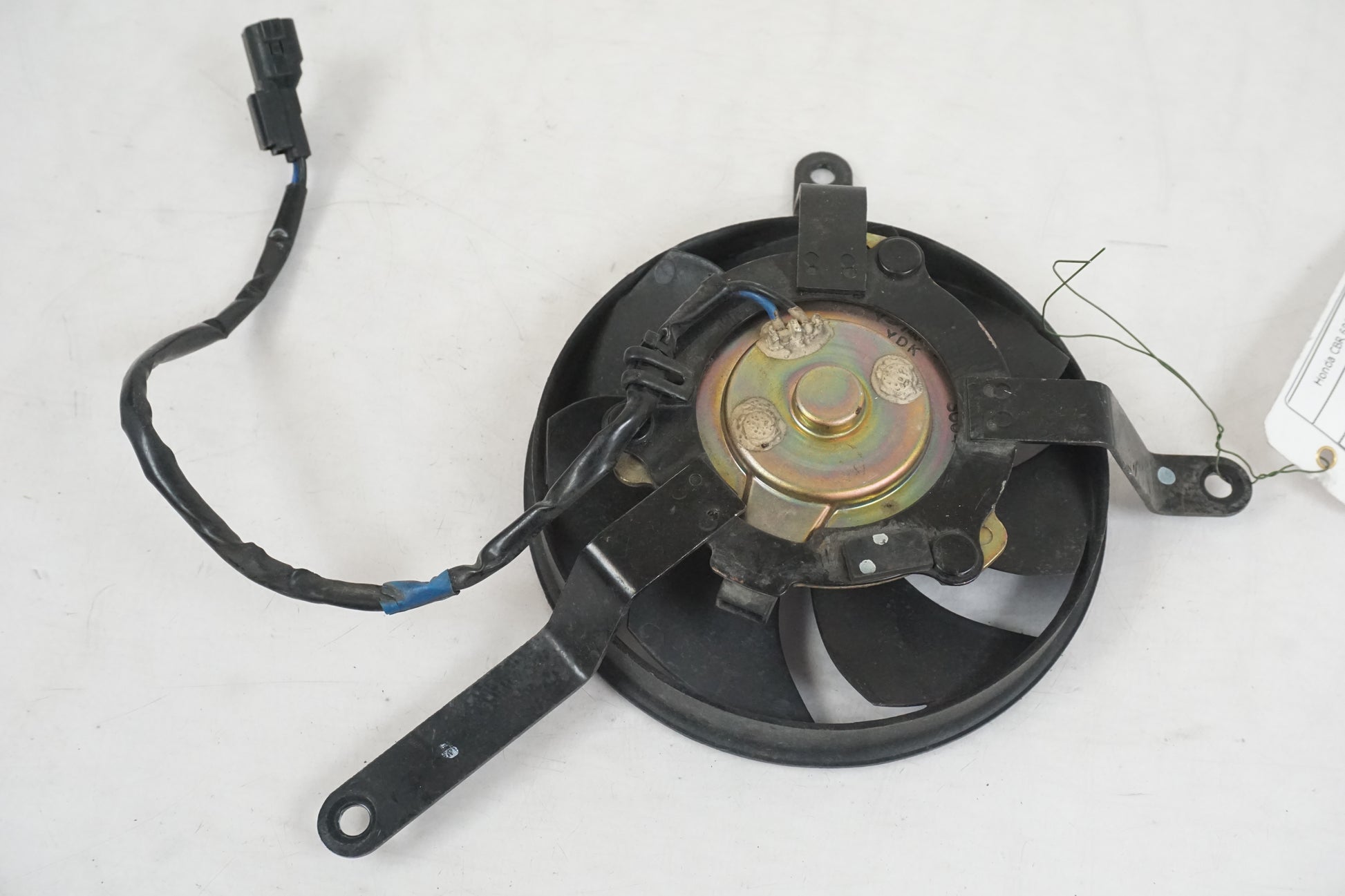 Vänster sida på Vattenkylfläkt från en Honda CBR 600 RR -2003 motorcykel.