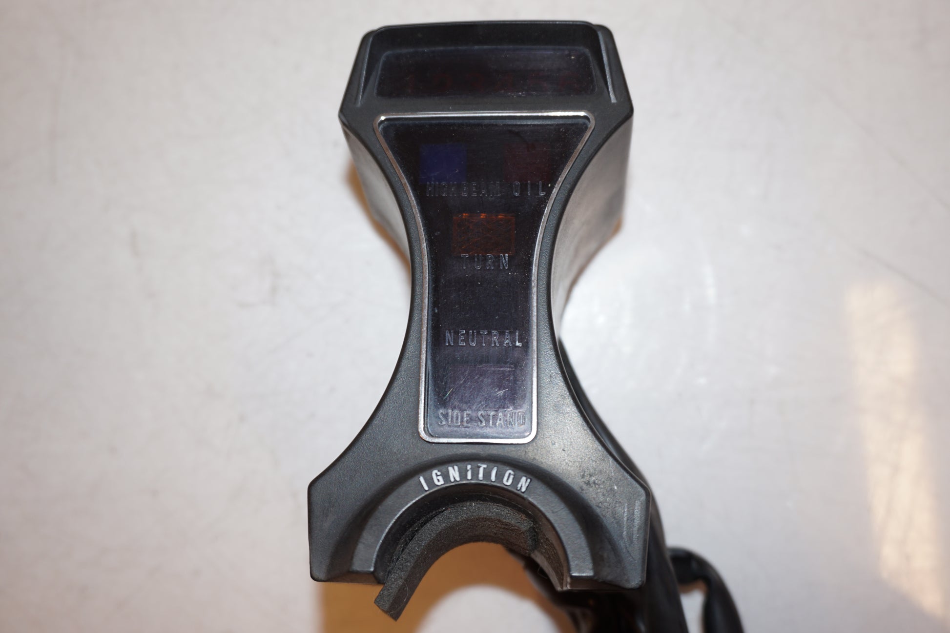 Baksidan på Kontrollamppanel från en Suzuki GS 850 G -1982 motorcykel.