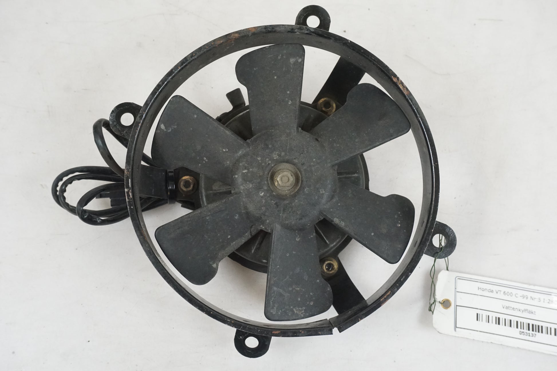 Framsidan på Vattenkylfläkt från en Honda VT 600 C -1999 motorcykel.