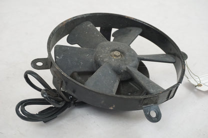 Baksidan på Vattenkylfläkt från en Honda VT 600 C -1999 motorcykel.