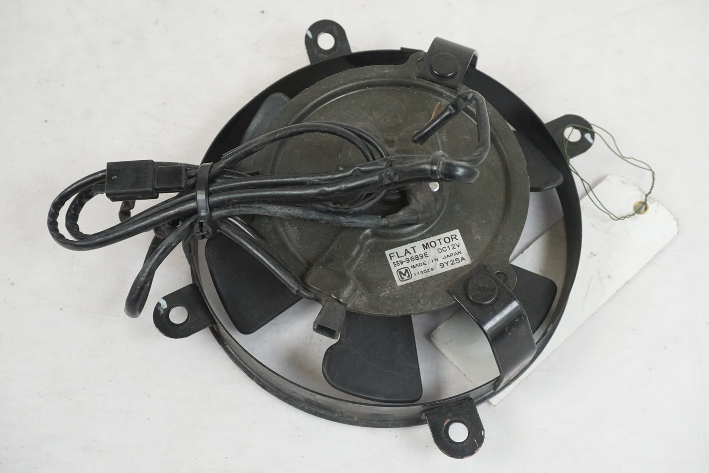 Höger sida på Vattenkylfläkt från en Honda VT 600 C -1999 motorcykel.