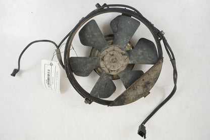 Framsidan på Vattenkylfläkt från en Honda VFR 750 -1988 motorcykel.