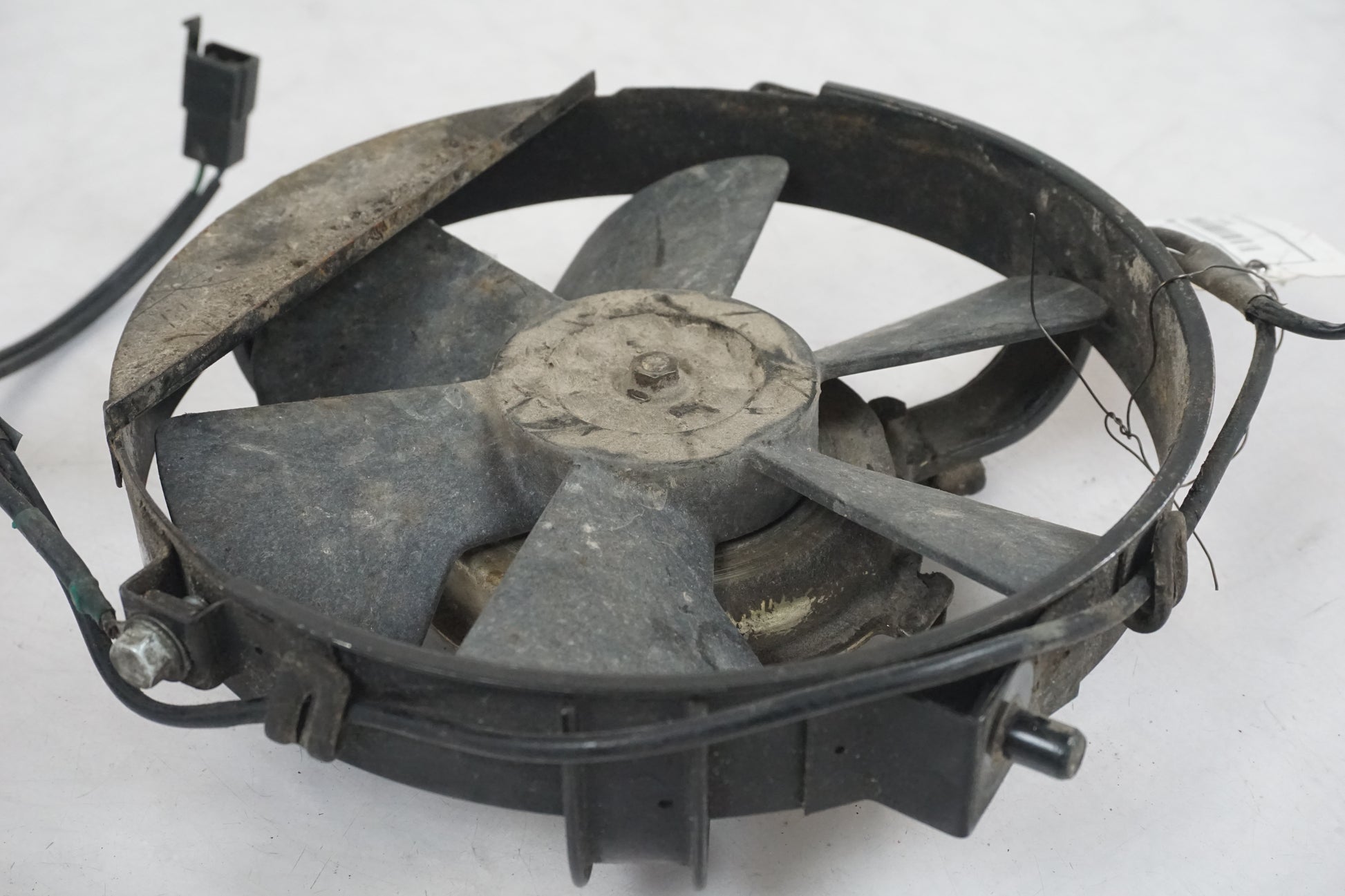 Höger sida på Vattenkylfläkt från en Honda VFR 750 -1988 motorcykel.