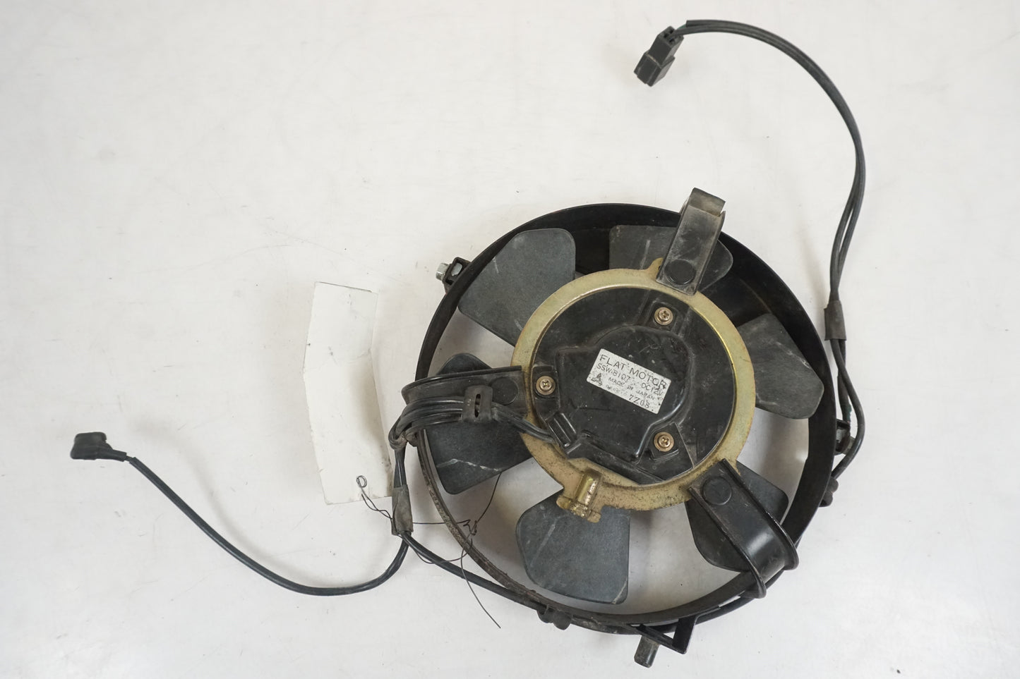 Vänster sida på Vattenkylfläkt från en Honda VFR 750 -1988 motorcykel.