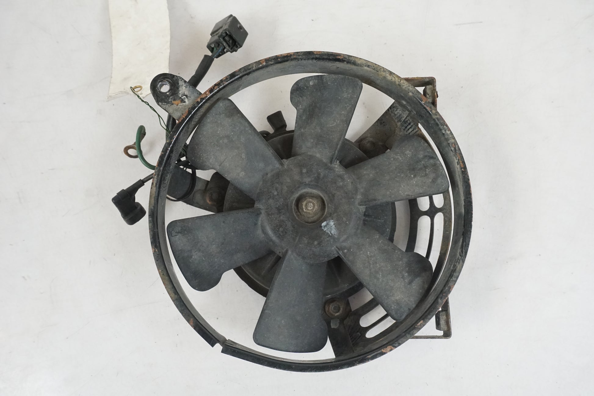 Framsidan på Vattenkylfläkt från en Honda XRV 750 -1997 motorcykel.