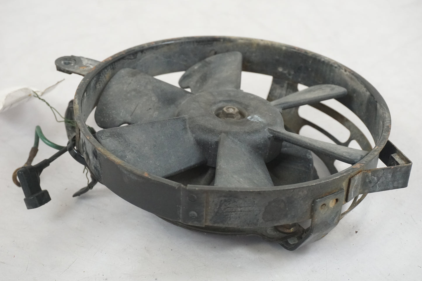 Baksidan på Vattenkylfläkt från en Honda XRV 750 -1997 motorcykel.