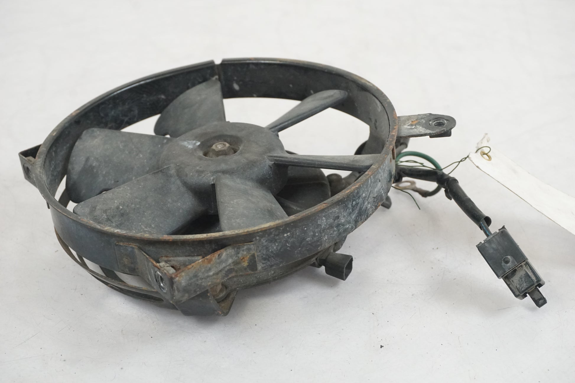 Höger sida på Vattenkylfläkt från en Honda XRV 750 -1997 motorcykel.