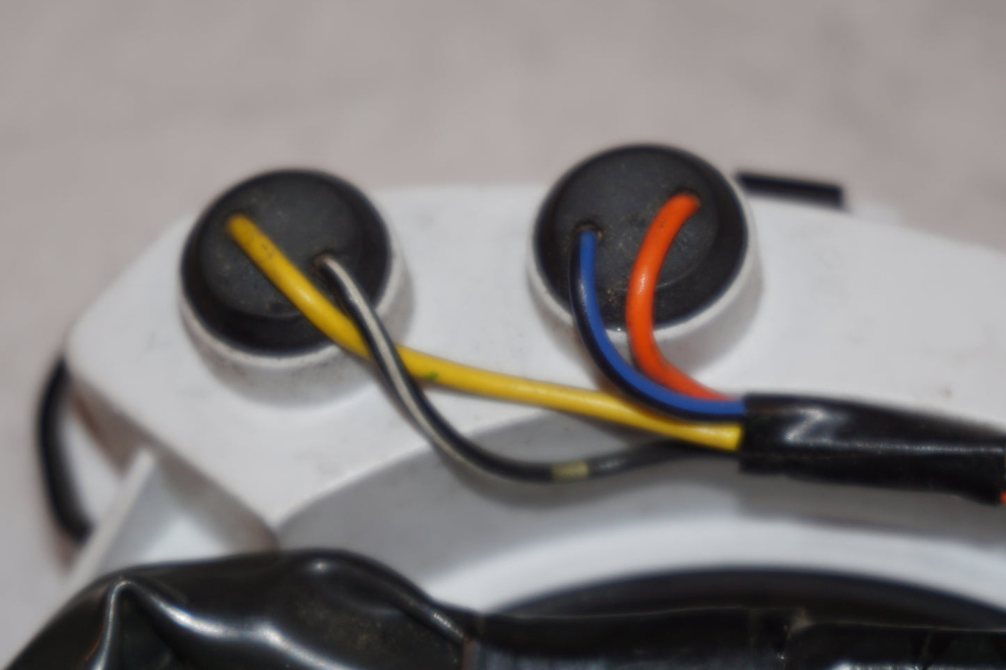 Extrabild1 på Varningslampor från en Suzuki RF 900 R -1996 motorcykel.