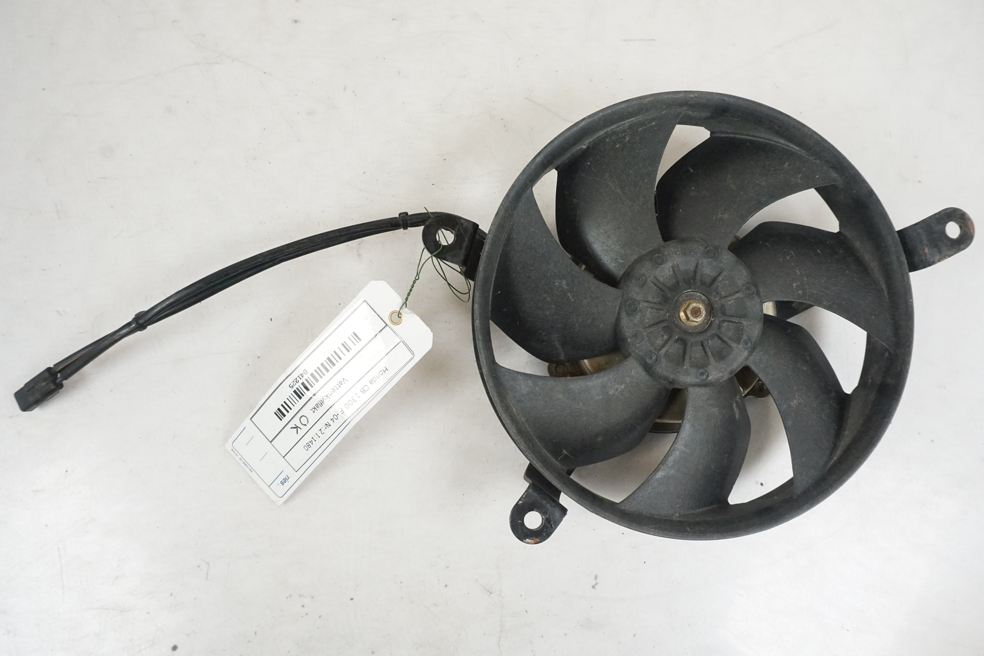 Framsidan på Vattenkylfläkt från en Honda CB 1300 F -2004 motorcykel.