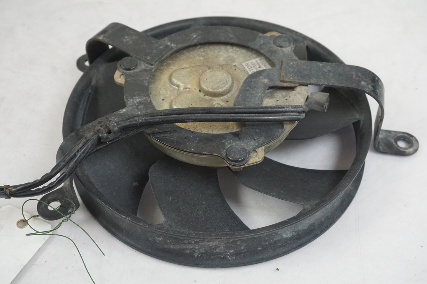 Vänster sida på Vattenkylfläkt från en Honda CB 1300 F -2004 motorcykel.