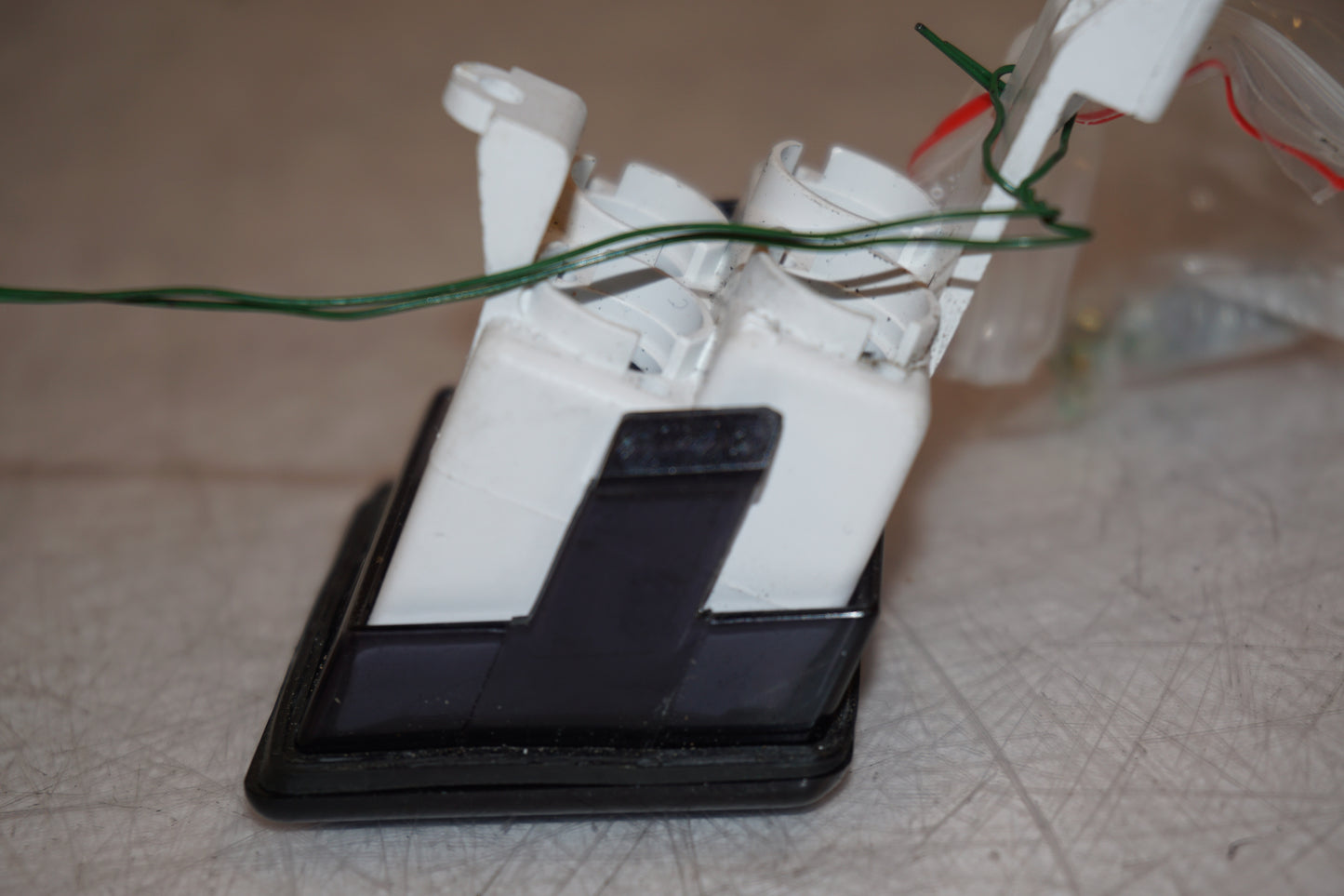 Vänster sida på Varningslampkonsoll från en Suzuki VS 800 -2000 motorcykel.