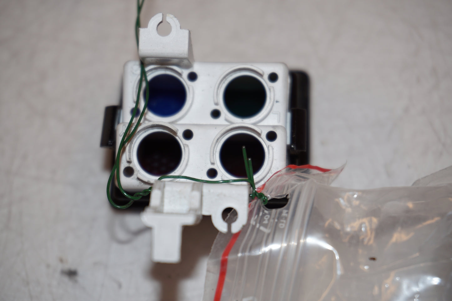 Snett uppifrån på Varningslampkonsoll från en Suzuki VS 800 -2000 motorcykel.