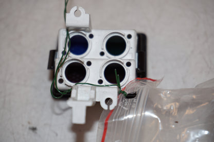 Snett uppifrån på Varningslampkonsoll från en Suzuki VS 800 -2000 motorcykel.