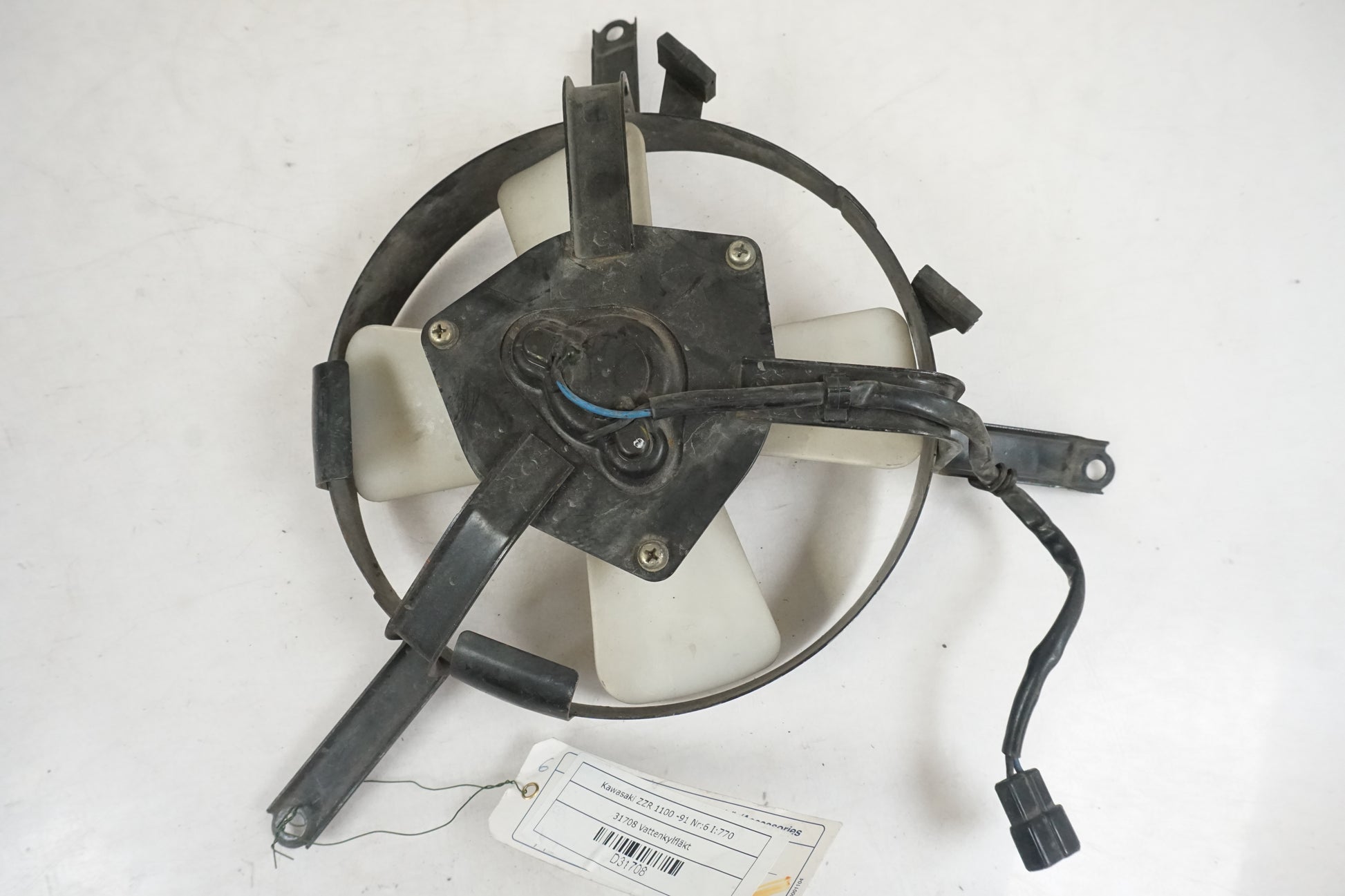 Baksidan på Vattenkylfläkt från en Kawasaki ZZR 1100 -1991 motorcykel.