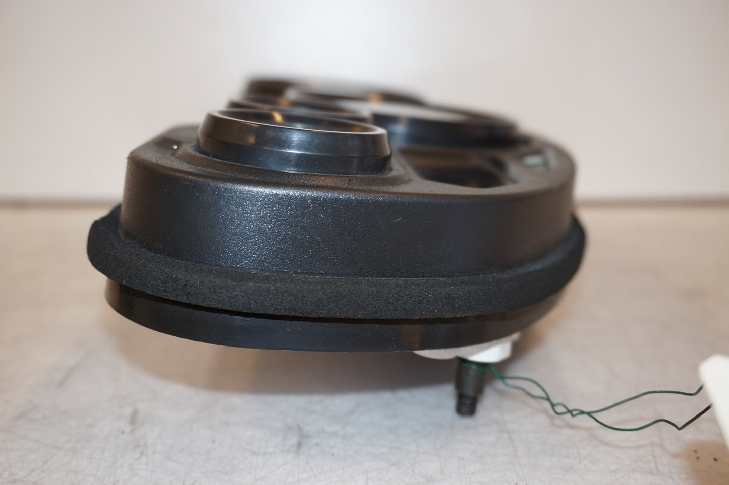 Snett uppifrån på Instrumentpanel från en Suzuki GSX 600 F -2000 motorcykel.