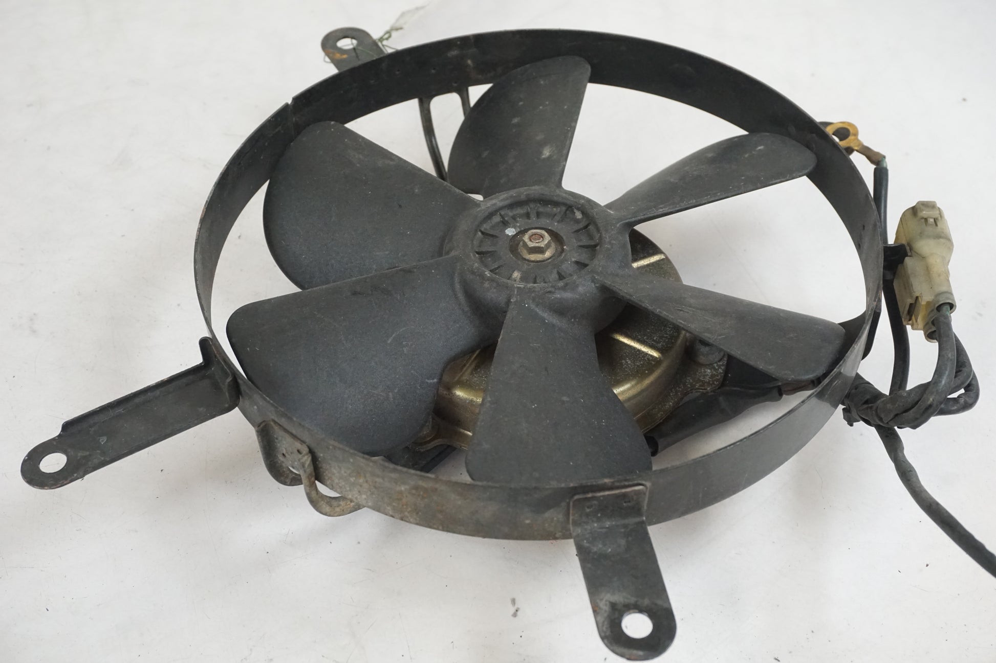 Höger sida på Vattenkylfläkt från en Honda CBR 1100 XX -1997 motorcykel.